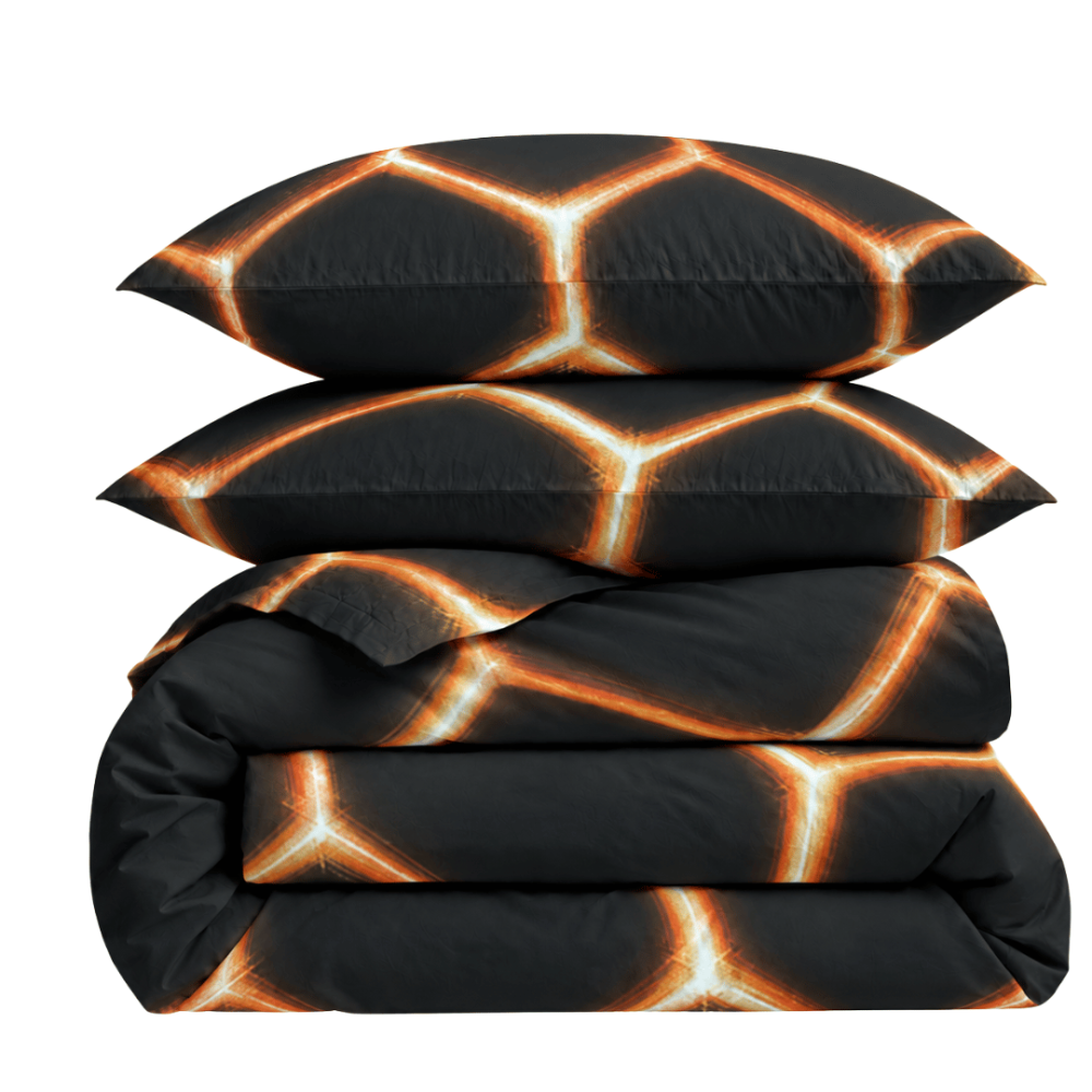Bettwäsche set "Lavahive". Schwarze Bettwäsche, 135/140x200 cm, 150x200 cm, 155/160x200 cm, 180x200 cm, 200x200 cm, 200x220 cm. Elegantes bettwäscheset mit bienenstockartigen funken auf schwarz. Bettwäsche set "Lavahive". Schwarze Bettwäsche, 135/140x200 cm, 150x200 cm, 155/160x200 cm, 180x200 cm, 200x200 cm, 200x220 cm. Elegantes bettwäscheset mit bienenstockartigen funken auf schwarz.