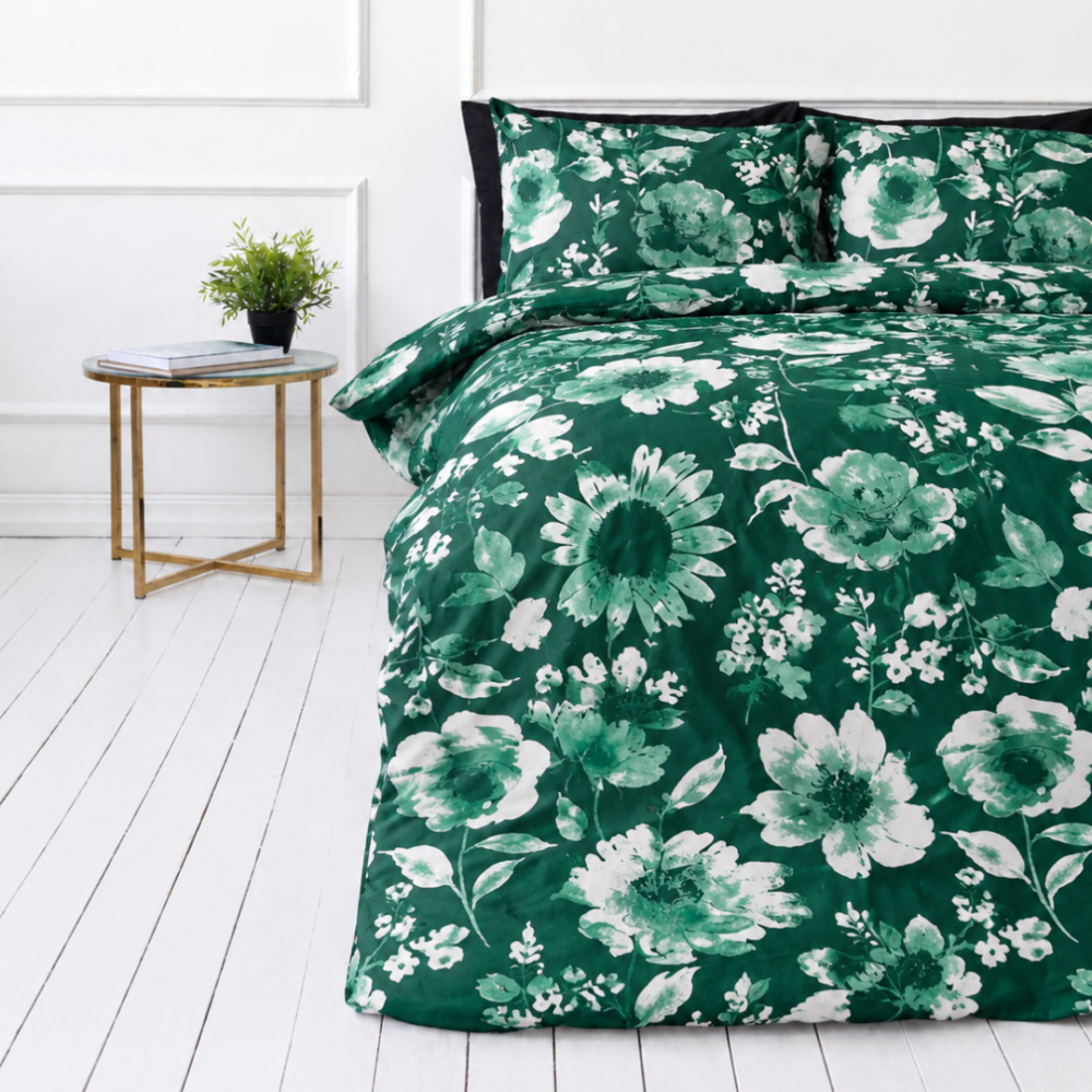 Bettwäsche set "Lush Green". Bettwäsche 155x200, 135/140x200 cm, 150x200 cm, 155/160x200 cm, 180x200 cm, 200x200 cm, 200x220 cm, 220x240 cm. Dieses bettwäscheset mit grünem hintergrund und weißen blumenmustern passt perfekt in moderne und klassische innenräume. Bettwäsche set "Lush Green". Bettwäsche 155x200, 135/140x200 cm, 150x200 cm, 155/160x200 cm, 180x200 cm, 200x200 cm, 200x220 cm, 220x240 cm. Dieses bettwäscheset mit grünem hintergrund und weißen blumenmustern passt perfekt in moderne und klassische innenräume.