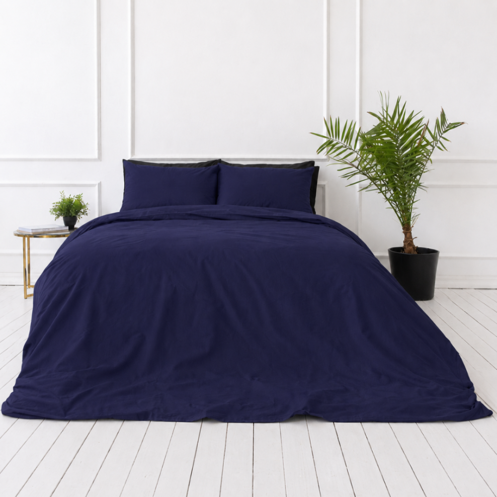 Bettwäsche set "Navy". Bettwäsche einfarbig, 135/140x200 cm, 150x200 cm, 155/160x200 cm, 180x200 cm, 200x200 cm, 200x220 cm, 220x240 cm. Stilvolles dunkelblaues bettwäsche-set, das ihrem schlafzimmer raffinesse verleiht.