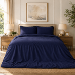 Bettwäsche set "Navy". Bettwäsche einfarbig, 135/140x200 cm, 150x200 cm, 155/160x200 cm, 180x200 cm, 200x200 cm, 200x220 cm, 220x240 cm. Dunkelblaues bettwäsche-set in einem hellen, eleganten schlafzimmer mit warmen holzmöbeln