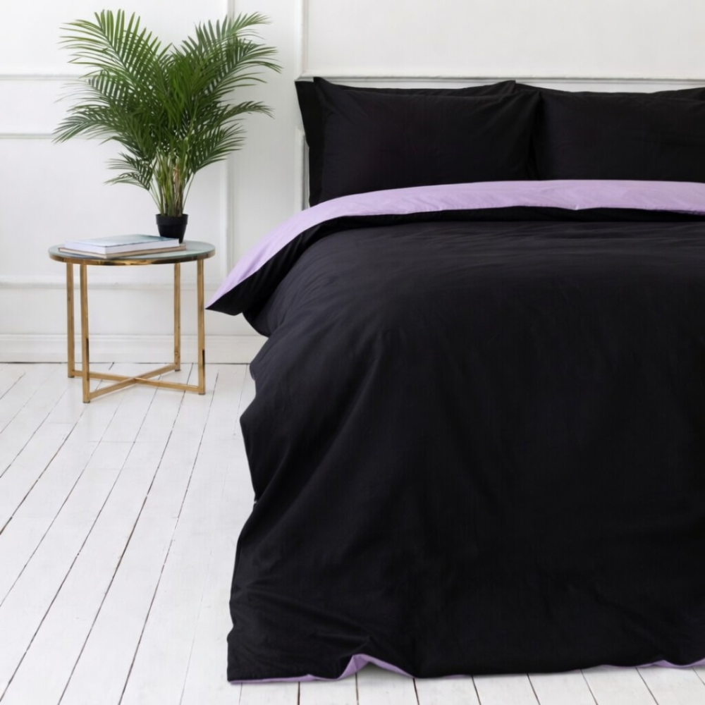 Bettwäsche set "Ozai Orchid". Bettwäsche 155x200, 135/140x200 cm, 150x200 cm, 155/160x200 cm, 180x200 cm, 200x200 cm, 200x220 cm, 220x240 cm. Modernes beidseitiges bettwäsche-set in schwarz mit lavendelakzent.