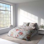 Bettwäsche set "Peony". Bettwäsche 140x200, 135/140x200 cm, 200x200 cm, 200x220 cm. Elegantes pfingstrosenbeet auf bläulichem hintergrund mit rosa und sandfarbenen tönen.
