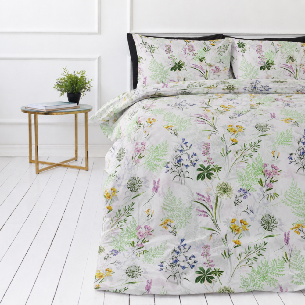 Bettwäsche set "Primavera". Bettwäsche 155x200, 135/140x200 cm, 150x200 cm, 155/160x200 cm, 180x200 cm, 200x200 cm, 200x220 cm, 220x240 cm. Weiße bettwäsche mit grünen pflanzenmotiven und sanften blumendetails