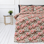 Bettwäsche set "Rosy Whisper". Bettwäsche 155x200, 135/140x200 cm, 150x200 cm, 155/160x200 cm, 180x200 cm, 200x200 cm, 200x220 cm, 220x240 cm. Bettwäsche-set mit rosa-korallfarbenen blüten auf einem warmen sandton.
