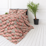 Bettwäsche set "Rosy Whisper". Bettwäsche 155x200, 135/140x200 cm, 150x200 cm, 155/160x200 cm, 180x200 cm, 200x200 cm, 200x220 cm, 220x240 cm. Florales bettwäsche-set mit korallblüten und zarten cremefarbenen blättern.