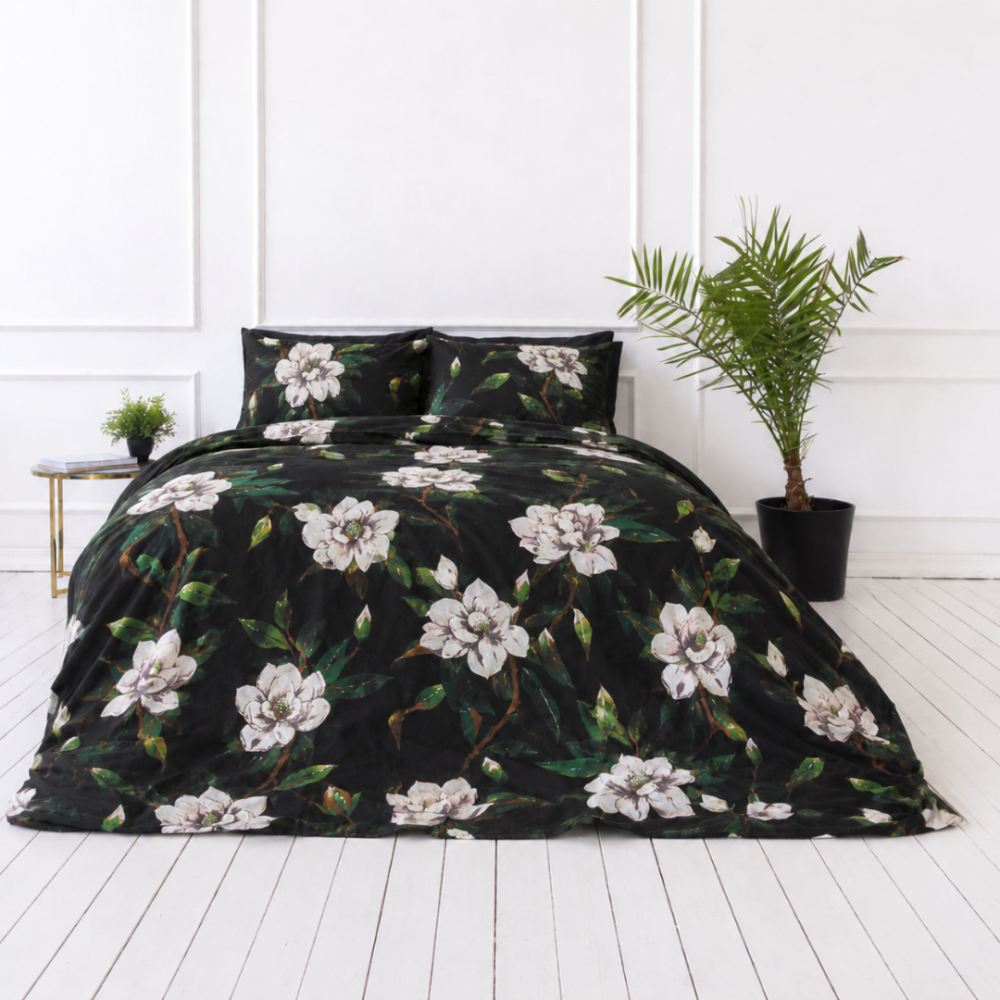 Bettwäsche set "Soft Magnolia". Bettwäsche 155x200, 135/140x200 cm, 150x200 cm, 155/160x200 cm, 180x200 cm, 200x200 cm, 200x220 cm, 220x240 cm. Bettwäsche-set mit bunten blumen und dunklem hintergrund, das eleganz verleiht. Bettwäsche set "Soft Magnolia". Bettwäsche 155x200, 135/140x200 cm, 150x200 cm, 155/160x200 cm, 180x200 cm, 200x200 cm, 200x220 cm, 220x240 cm. Bettwäsche-set mit bunten blumen und dunklem hintergrund, das eleganz verleiht.