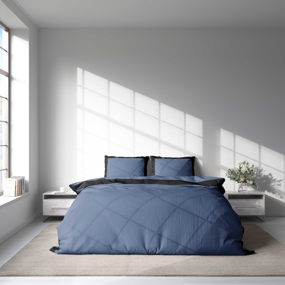 Bettwäsche set "Squared Marine". Bettwäsche 200x220, 200x220 cm. Wunderschöne dunkelblaue bettwäsche, die mit einem kräftigen schwarzen rahmen akzentuiert ist, der ihre reiche farbe und ihr design hervorhebt.