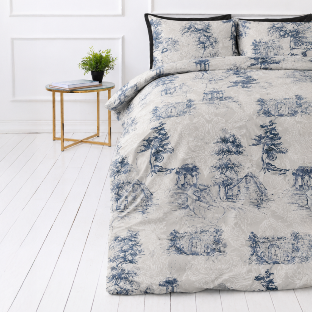 Bettwäsche set "Toile De Jouy Classic". Graue Bettwäsche, 135/140x200 cm, 200x200 cm, 200x220 cm. Das design dieses bettwäsche-sets zeigt einen hellen hintergrund mit satten dunkelblauen dorf- und baumszenen, ergänzt durch feine pflanzendekore. Bettwäsche set "Toile De Jouy Classic". Graue Bettwäsche, 135/140x200 cm, 200x200 cm, 200x220 cm. Das design dieses bettwäsche-sets zeigt einen hellen hintergrund mit satten dunkelblauen dorf- und baumszenen, ergänzt durch feine pflanzendekore.