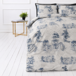 Bettwäsche set "Toile De Jouy Classic". Graue Bettwäsche, 135/140x200 cm, 200x200 cm, 200x220 cm. Das design dieses bettwäsche-sets zeigt einen hellen hintergrund mit satten dunkelblauen dorf- und baumszenen, ergänzt durch feine pflanzendekore. Bettwäsche set "Toile De Jouy Classic". Graue Bettwäsche, 135/140x200 cm, 200x200 cm, 200x220 cm. Das design dieses bettwäsche-sets zeigt einen hellen hintergrund mit satten dunkelblauen dorf- und baumszenen, ergänzt durch feine pflanzendekore.