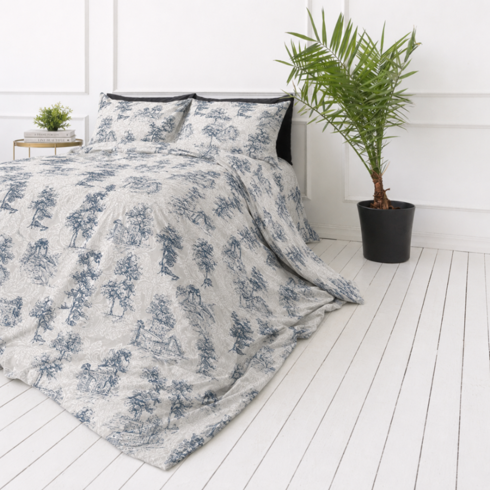 Bettwäsche set "Toile De Jouy Classic". Graue Bettwäsche, 135/140x200 cm, 200x200 cm, 200x220 cm. Das set wird geziert von einem klassischen „toile“-muster – gruppen dunkelblauer zeichnungen auf hellem hintergrund, die architektur- und naturelemente betonen. Bettwäsche set "Toile De Jouy Classic". Graue Bettwäsche, 135/140x200 cm, 200x200 cm, 200x220 cm. Das set wird geziert von einem klassischen „toile“-muster – gruppen dunkelblauer zeichnungen auf hellem hintergrund, die architektur- und naturelemente betonen.
