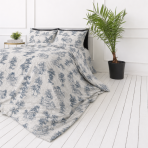 Bettwäsche set "Toile De Jouy Classic". Graue Bettwäsche, 135/140x200 cm, 200x200 cm, 200x220 cm. Das set wird geziert von einem klassischen „toile“-muster – gruppen dunkelblauer zeichnungen auf hellem hintergrund, die architektur- und naturelemente betonen. Bettwäsche set "Toile De Jouy Classic". Graue Bettwäsche, 135/140x200 cm, 200x200 cm, 200x220 cm. Das set wird geziert von einem klassischen „toile“-muster – gruppen dunkelblauer zeichnungen auf hellem hintergrund, die architektur- und naturelemente betonen.