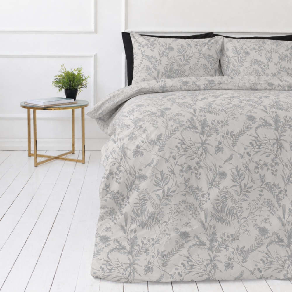 Bettwäsche set „Trel“. Graue Bettwäsche, 135/140x200 cm, 200x200 cm, 200x220 cm. Weiche graue bettwäsche mit verschlungenen grauen waldblumen, die einen hauch von natur in ihren raum bringen. Bettwäsche set „Trel“. Graue Bettwäsche, 135/140x200 cm, 200x200 cm, 200x220 cm. Weiche graue bettwäsche mit verschlungenen grauen waldblumen, die einen hauch von natur in ihren raum bringen.