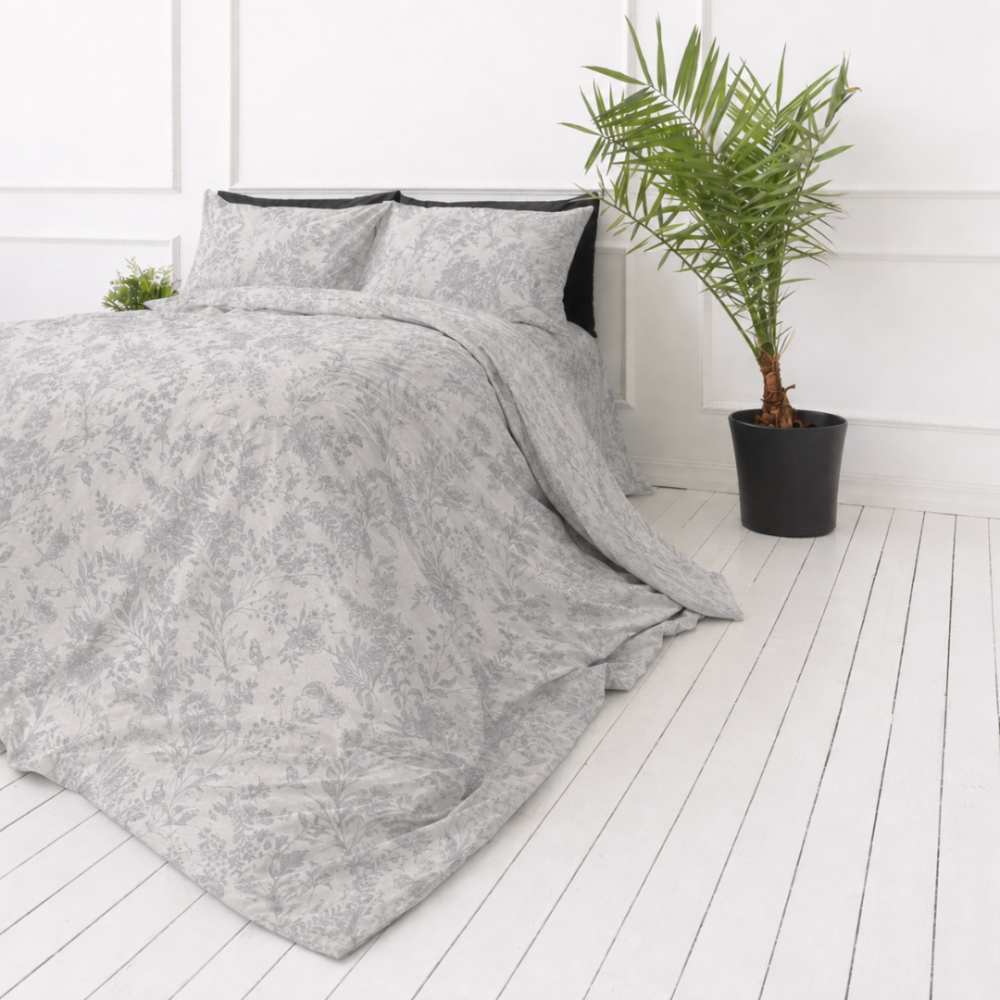 Bettwäsche set „Trel“. Graue Bettwäsche, 135/140x200 cm, 200x200 cm, 200x220 cm. Elegantes graues bettwäscheset mit zarten grauen waldblumenmotiven, perfekt für einen ruhigen schlafzimmerlook. Bettwäsche set „Trel“. Graue Bettwäsche, 135/140x200 cm, 200x200 cm, 200x220 cm. Elegantes graues bettwäscheset mit zarten grauen waldblumenmotiven, perfekt für einen ruhigen schlafzimmerlook.