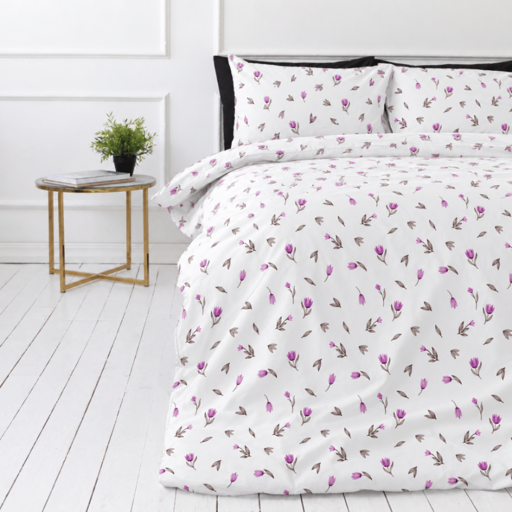 Bettwäsche set "Tulips". Bettwäsche 155x200, 135/140x200 cm, 155x220 cm, 160x200 cm, 180x200 cm, 200x200 cm, 200x220 cm, 220x240 cm. Bettwäsche-garnitur mit locker verteilten violetten tulpenblüten auf weißem hintergrund.