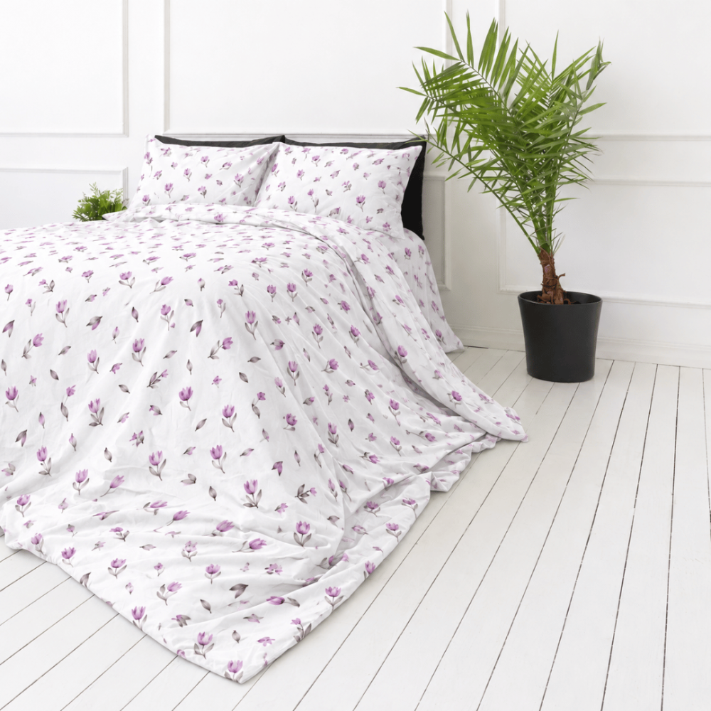 Bettwäsche set "Tulips". Bettwäsche 155x200, 135/140x200 cm, 155x220 cm, 160x200 cm, 180x200 cm, 200x200 cm, 200x220 cm, 220x240 cm. Weiße polsterbezüge mit tulpen in flieder und feinen bräunlichen stielen.