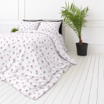 Bettwäsche set "Tulips". Bettwäsche 155x200, 135/140x200 cm, 155x220 cm, 160x200 cm, 180x200 cm, 200x200 cm, 200x220 cm, 220x240 cm. Weiße polsterbezüge mit tulpen in flieder und feinen bräunlichen stielen.