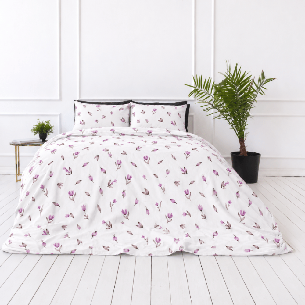Bettwäsche set "Tulips". Bettwäsche 155x200, 135/140x200 cm, 155x220 cm, 160x200 cm, 180x200 cm, 200x200 cm, 200x220 cm, 220x240 cm. Deckenbezug mit violetten blüten und knospen sowie graubraunem blattwerk.