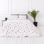 Bettwäsche set "Tulips". Bettwäsche 155x200, 135/140x200 cm, 155x220 cm, 160x200 cm, 180x200 cm, 200x200 cm, 200x220 cm, 220x240 cm. Deckenbezug mit violetten blüten und knospen sowie graubraunem blattwerk.