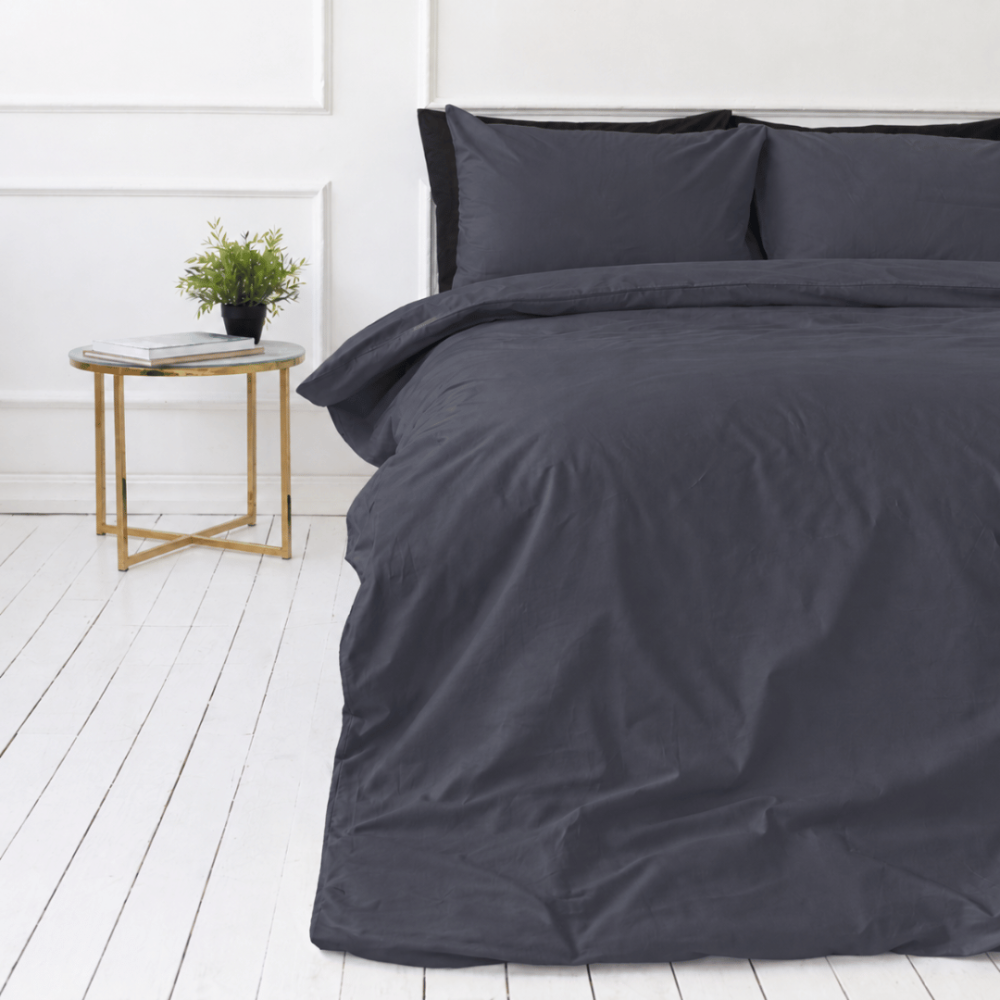 Perkal Bettwäsche „Dark Grey Percale“. Bettwäsche 150x200, 135/140x200 cm, 155x220 cm, 160x200 cm, 180x200 cm, 200x200 cm, 200x220 cm, 220x240 cm. Bettwäsche in graphitgrau mit einem feinen blaustich. Perkal Bettwäsche „Dark Grey Percale“. Bettwäsche 150x200, 135/140x200 cm, 155x220 cm, 160x200 cm, 180x200 cm, 200x200 cm, 200x220 cm, 220x240 cm. Bettwäsche in graphitgrau mit einem feinen blaustich.