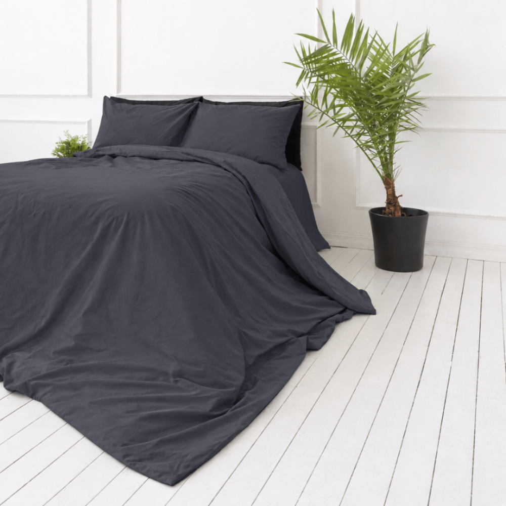 Perkal Bettwäsche „Dark Grey Percale“. Bettwäsche 150x200, 135/140x200 cm, 155x220 cm, 160x200 cm, 180x200 cm, 200x200 cm, 200x220 cm, 220x240 cm. Deckenbezug in dunklem grau ohne dekorative elemente. Perkal Bettwäsche „Dark Grey Percale“. Bettwäsche 150x200, 135/140x200 cm, 155x220 cm, 160x200 cm, 180x200 cm, 200x200 cm, 200x220 cm, 220x240 cm. Deckenbezug in dunklem grau ohne dekorative elemente.