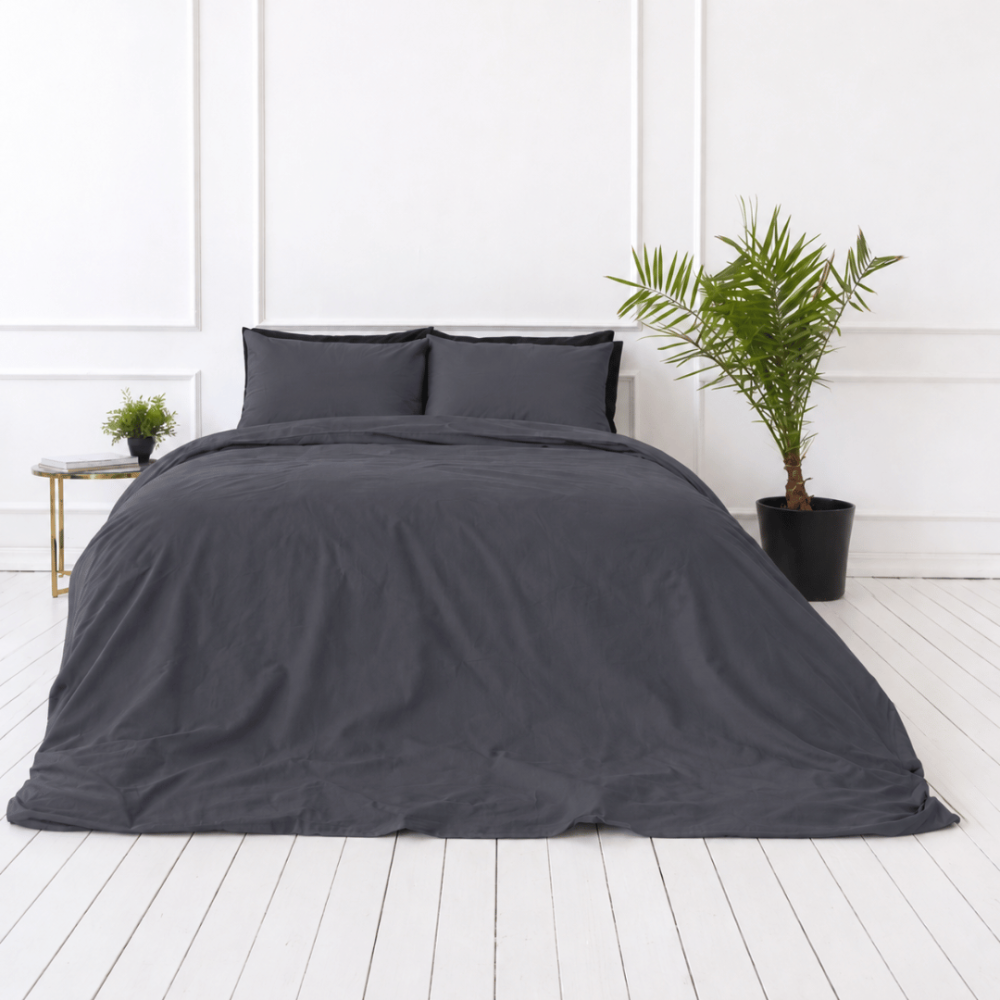 Perkal Bettwäsche „Dark Grey Percale“. Bettwäsche 150x200, 135/140x200 cm, 155x220 cm, 160x200 cm, 180x200 cm, 200x200 cm, 200x220 cm, 220x240 cm. Kissenbezüge in einheitlichem anthrazitgrau. Perkal Bettwäsche „Dark Grey Percale“. Bettwäsche 150x200, 135/140x200 cm, 155x220 cm, 160x200 cm, 180x200 cm, 200x200 cm, 200x220 cm, 220x240 cm. Kissenbezüge in einheitlichem anthrazitgrau.