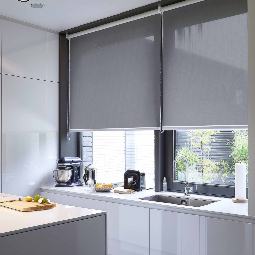 Transparente Rollos „Roll dark grey“. Vorhänge, 60x200 cm, 80x200 cm, 100x200 cm, 120x200 cm, 135/140x200 cm, 155/160x200 cm, 180x200 cm. Elegante dunkelgraue rollos für einen modernen touch.