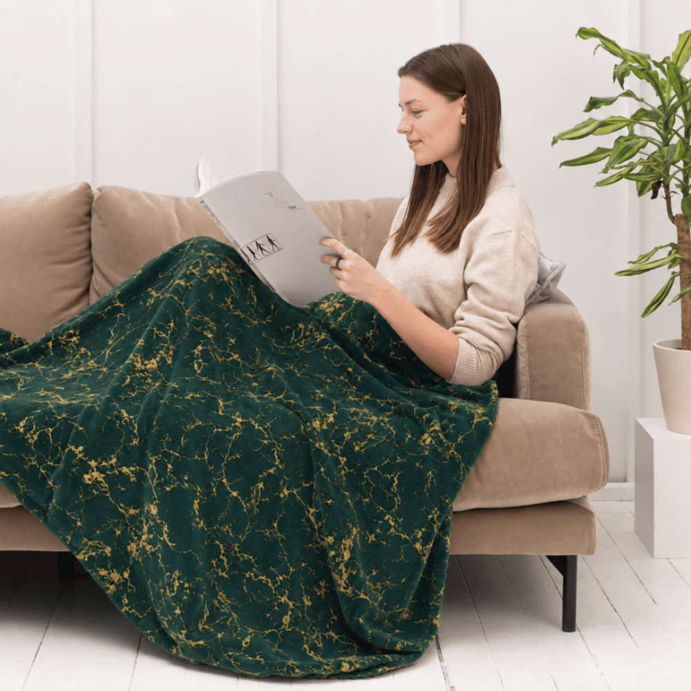 Decke „Gilded Green fleece blanket“. Tagesdecken, 200x220 cm. Tiefgrüne wohndecke mit locker verlaufenden goldenen marmoreffekten. Decke „Gilded Green fleece blanket“. Tagesdecken, 200x220 cm. Tiefgrüne wohndecke mit locker verlaufenden goldenen marmoreffekten.