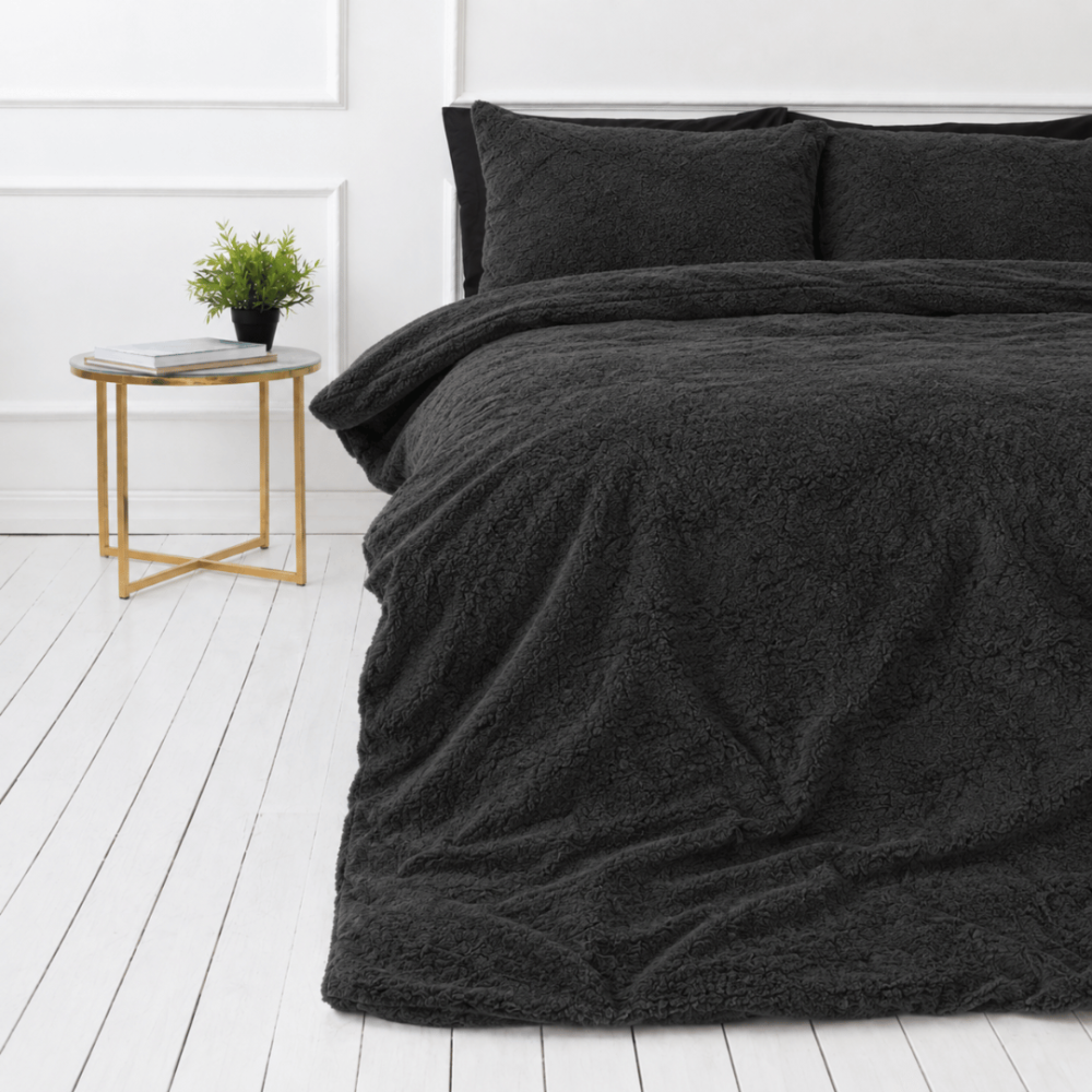 Plüsch Bettwäsche "Minky Black". Bettwäsche einfarbig, 200x220 cm. Luxuriöses schwarzes plüsch-bettwäsche-set für stilvolle schlafzimmer. Plüsch Bettwäsche "Minky Black". Bettwäsche einfarbig, 200x220 cm. Luxuriöses schwarzes plüsch-bettwäsche-set für stilvolle schlafzimmer.