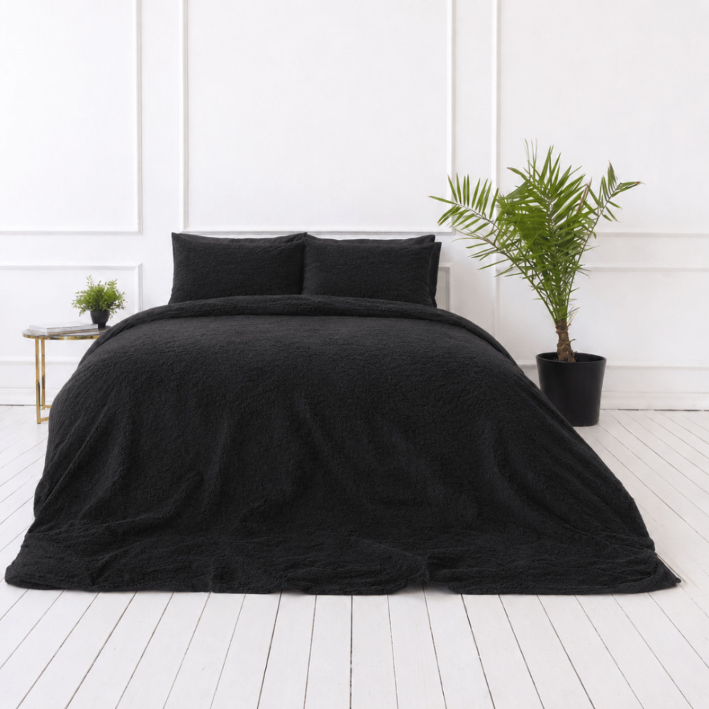 Plüsch Bettwäsche "Minky Black". Bettwäsche einfarbig, 200x220 cm. Weiches und warmes schwarzes plüsch-bettwäsche-set für modernes interieur. Plüsch Bettwäsche "Minky Black". Bettwäsche einfarbig, 200x220 cm. Weiches und warmes schwarzes plüsch-bettwäsche-set für modernes interieur.