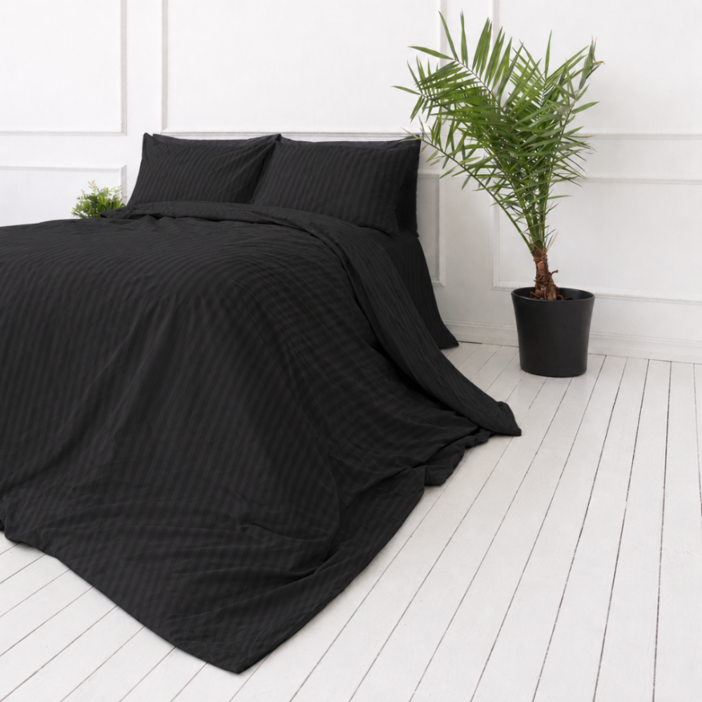 Premium satin bettwäsche set "Black Stripe Sateen“. Mako Satin Bettwäsche, 135/140x200 cm, 200x200 cm. Elegantes gestreiftes design in intensivem schwarz. Premium satin bettwäsche set "Black Stripe Sateen“. Mako Satin Bettwäsche, 135/140x200 cm, 200x200 cm. Elegantes gestreiftes design in intensivem schwarz.