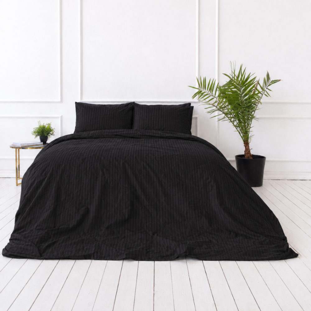 Premium satin bettwäsche set "Black Stripe Sateen“. Mako Satin Bettwäsche, 135/140x200 cm, 200x200 cm. Klassische schwarze bettwäsche mit dünnen vertikalen streifen. Premium satin bettwäsche set "Black Stripe Sateen“. Mako Satin Bettwäsche, 135/140x200 cm, 200x200 cm. Klassische schwarze bettwäsche mit dünnen vertikalen streifen.