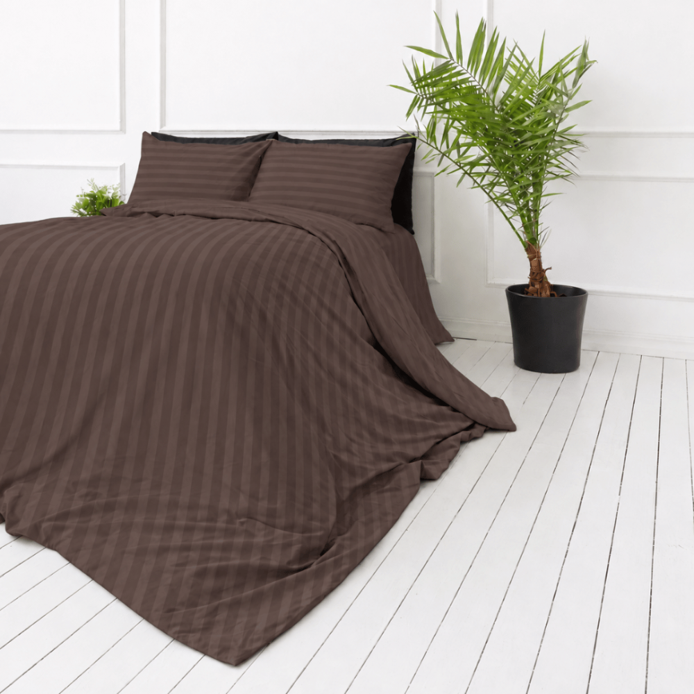 Premium satin bettwäsche set "Brown Stripe Sateen". Mako Satin Bettwäsche, 135/140x200 cm, 155x220 cm, 160x200 cm, 180x200 cm, 200x200 cm, 200x220 cm, 220x240 cm. Brauner deckenbezug mit längs verlaufenden streifen in ähnlichen farbtönen.