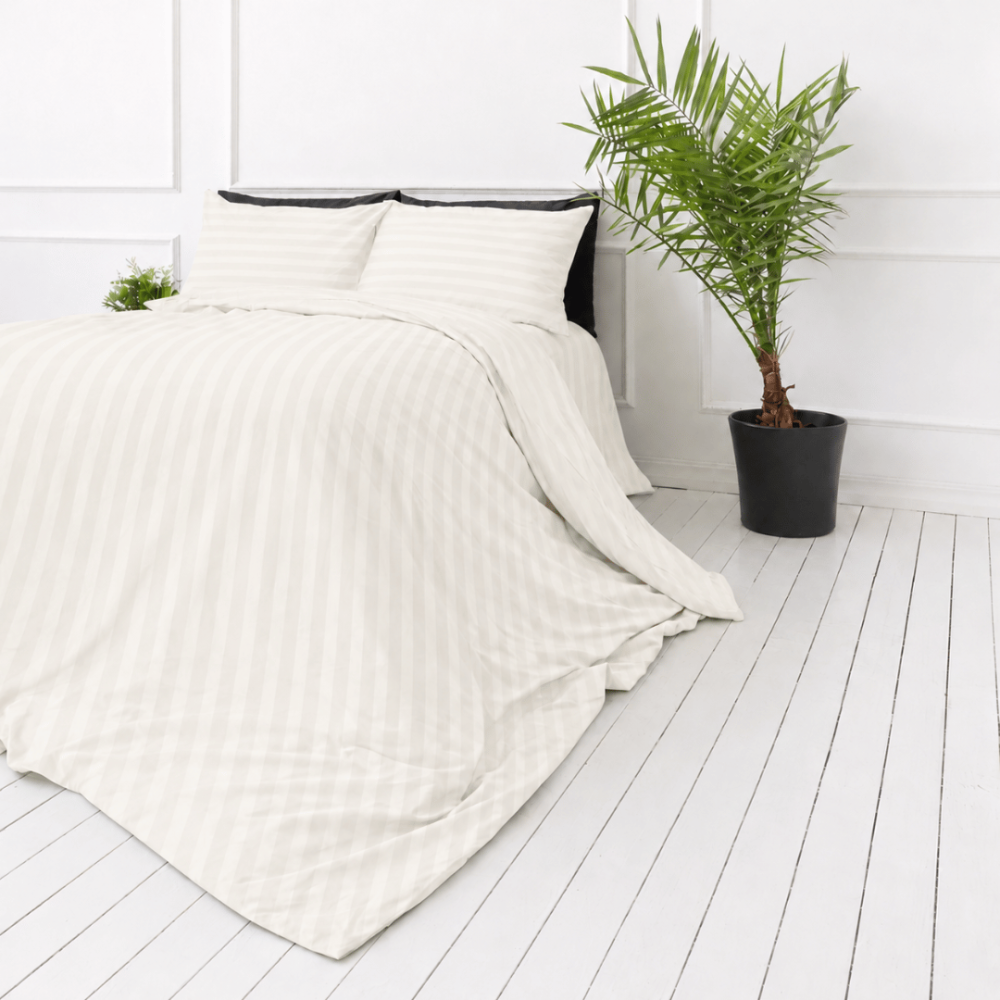 Premium satin bettwäsche set "Snow White Stripe Sateen". Mako Satin Bettwäsche, 135/140x200 cm, 155x220 cm, 160x200 cm, 180x200 cm, 200x200 cm, 200x220 cm, 220x240 cm. Deckenbezug in cremeweiß mit längs verlaufenden streifen.
