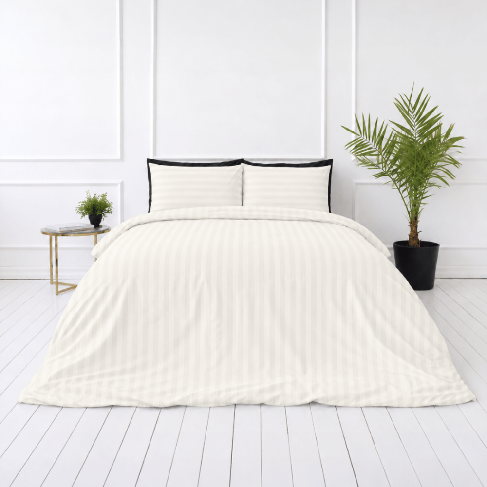 Premium satin bettwäsche set "Snow White Stripe Sateen". Mako Satin Bettwäsche, 135/140x200 cm, 155x220 cm, 160x200 cm, 180x200 cm, 200x200 cm, 200x220 cm, 220x240 cm. Kissenbezüge in warmem weiß mit querstreifen.