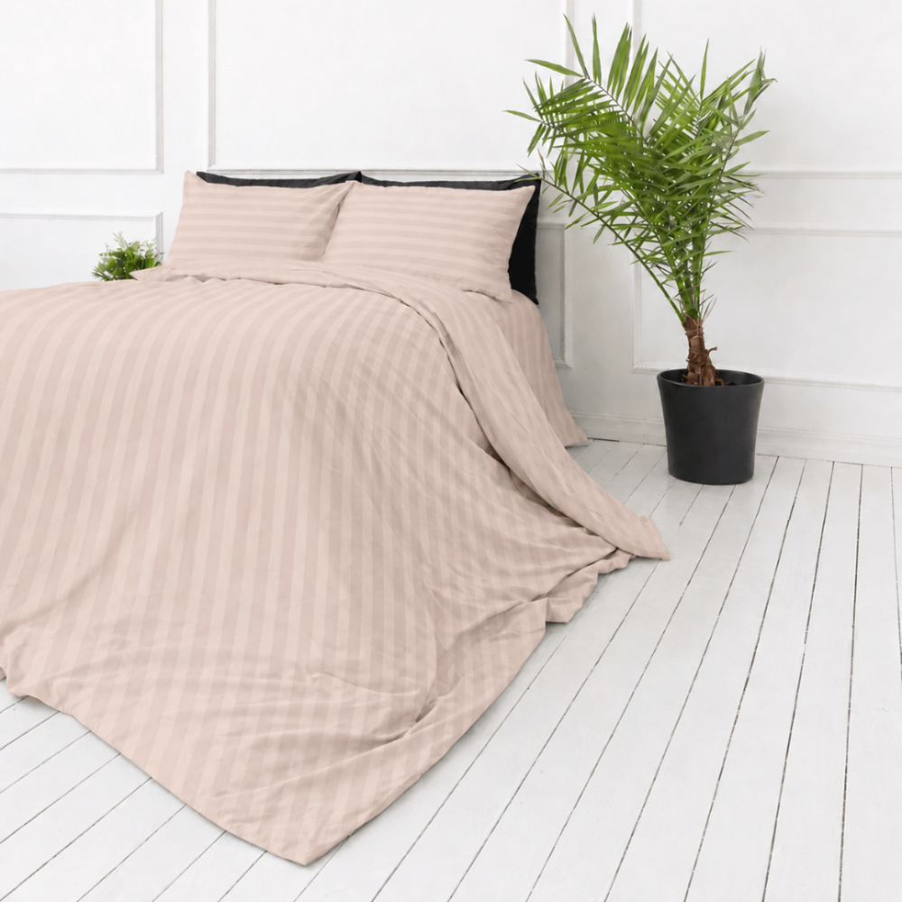 Premium satin bettwäsche set "Classic Coffee Stripe Sateen". Mako Satin Bettwäsche, 135/140x200 cm, 155x220 cm, 160x200 cm, 180x200 cm, 200x200 cm, 200x220 cm, 220x240 cm. Deckenbezug in rosabeige mit längs verlaufenden streifen. Premium satin bettwäsche set "Classic Coffee Stripe Sateen". Mako Satin Bettwäsche, 135/140x200 cm, 155x220 cm, 160x200 cm, 180x200 cm, 200x200 cm, 200x220 cm, 220x240 cm. Deckenbezug in rosabeige mit längs verlaufenden streifen.
