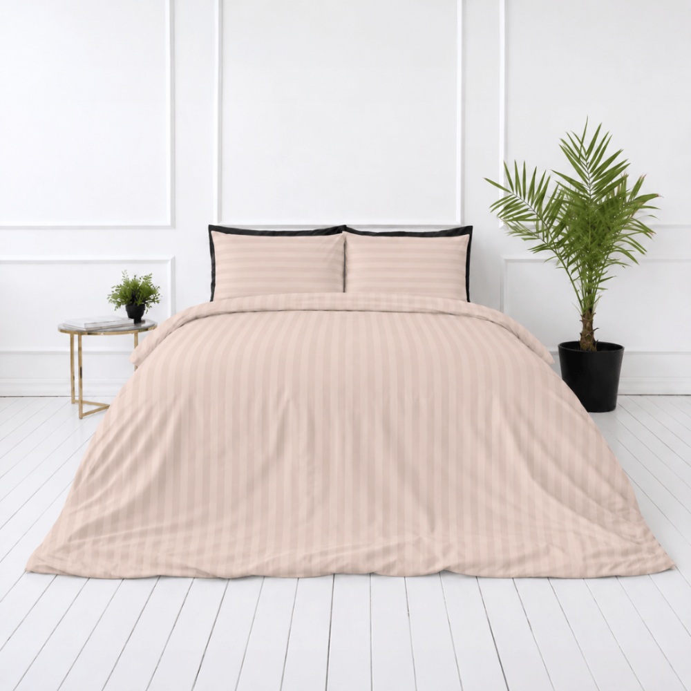 Premium satin bettwäsche set "Classic Coffee Stripe Sateen". Mako Satin Bettwäsche, 135/140x200 cm, 155x220 cm, 160x200 cm, 180x200 cm, 200x200 cm, 200x220 cm, 220x240 cm. Kissenbezüge in hellem beige mit querstreifen und einer zarten rosanuance. Premium satin bettwäsche set "Classic Coffee Stripe Sateen". Mako Satin Bettwäsche, 135/140x200 cm, 155x220 cm, 160x200 cm, 180x200 cm, 200x200 cm, 200x220 cm, 220x240 cm. Kissenbezüge in hellem beige mit querstreifen und einer zarten rosanuance.