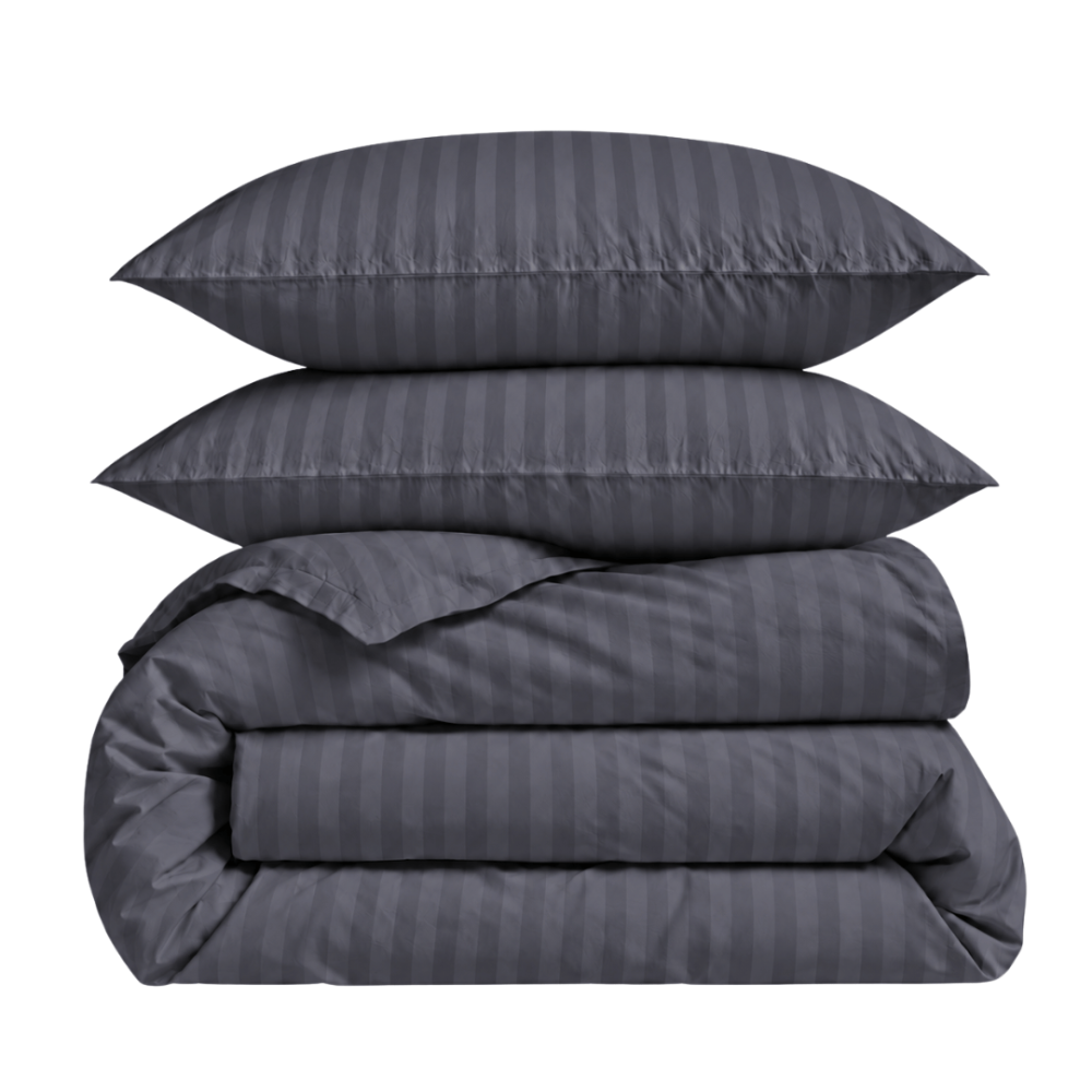 Premium satin bettwäsche set "Dark Grey Stripe Sateen". Mako Satin Bettwäsche, 135/140x200 cm, 155x220 cm, 160x200 cm, 180x200 cm, 200x200 cm, 200x220 cm, 220x240 cm. Bettwäsche-garnitur in dunkelgrau mit feinem streifendesign. Premium satin bettwäsche set "Dark Grey Stripe Sateen". Mako Satin Bettwäsche, 135/140x200 cm, 155x220 cm, 160x200 cm, 180x200 cm, 200x200 cm, 200x220 cm, 220x240 cm. Bettwäsche-garnitur in dunkelgrau mit feinem streifendesign.