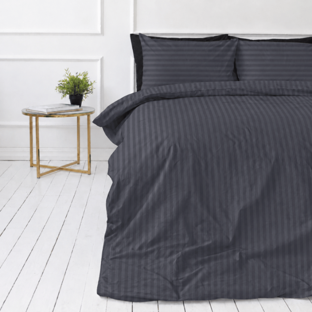 Premium satin bettwäsche set "Dark Grey Stripe Sateen". Mako Satin Bettwäsche, 135/140x200 cm, 155x220 cm, 160x200 cm, 180x200 cm, 200x200 cm, 200x220 cm, 220x240 cm. Bettwäsche in graphitgrau mit abwechselnd hellen und dunklen streifen. Premium satin bettwäsche set "Dark Grey Stripe Sateen". Mako Satin Bettwäsche, 135/140x200 cm, 155x220 cm, 160x200 cm, 180x200 cm, 200x200 cm, 200x220 cm, 220x240 cm. Bettwäsche in graphitgrau mit abwechselnd hellen und dunklen streifen.