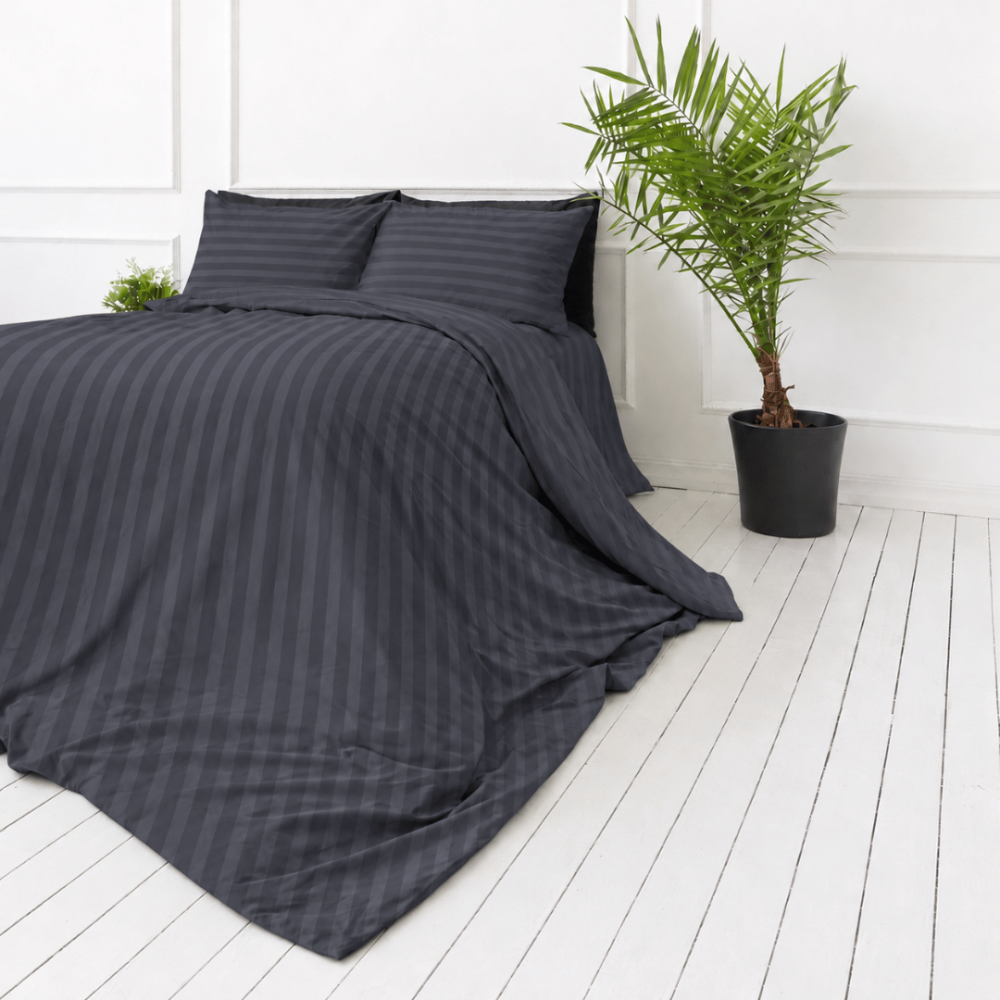 Premium satin bettwäsche set "Dark Grey Stripe Sateen". Mako Satin Bettwäsche, 135/140x200 cm, 155x220 cm, 160x200 cm, 180x200 cm, 200x200 cm, 200x220 cm, 220x240 cm. Deckenbezug in anthrazit mit längsstreifen. Premium satin bettwäsche set "Dark Grey Stripe Sateen". Mako Satin Bettwäsche, 135/140x200 cm, 155x220 cm, 160x200 cm, 180x200 cm, 200x200 cm, 200x220 cm, 220x240 cm. Deckenbezug in anthrazit mit längsstreifen.