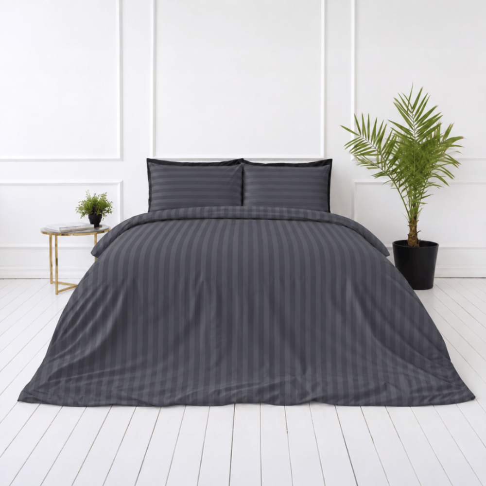Premium satin bettwäsche set "Dark Grey Stripe Sateen". Mako Satin Bettwäsche, 135/140x200 cm, 155x220 cm, 160x200 cm, 180x200 cm, 200x200 cm, 200x220 cm, 220x240 cm. Dunkelgraue polsterbezüge mit querstreifen. Premium satin bettwäsche set "Dark Grey Stripe Sateen". Mako Satin Bettwäsche, 135/140x200 cm, 155x220 cm, 160x200 cm, 180x200 cm, 200x200 cm, 200x220 cm, 220x240 cm. Dunkelgraue polsterbezüge mit querstreifen.