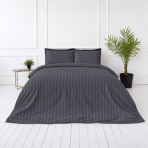 Premium satin bettwäsche set "Dark Grey Stripe Sateen". Mako Satin Bettwäsche, 135/140x200 cm, 155x220 cm, 160x200 cm, 180x200 cm, 200x200 cm, 200x220 cm, 220x240 cm. Dunkelgraue polsterbezüge mit querstreifen. Premium satin bettwäsche set "Dark Grey Stripe Sateen". Mako Satin Bettwäsche, 135/140x200 cm, 155x220 cm, 160x200 cm, 180x200 cm, 200x200 cm, 200x220 cm, 220x240 cm. Dunkelgraue polsterbezüge mit querstreifen.