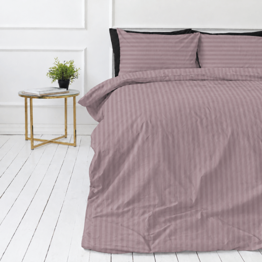 Premium satin bettwäsche set "Grape Stripe Sateen". Mako Satin Bettwäsche, 135/140x200 cm, 155x220 cm, 160x200 cm, 180x200 cm, 200x200 cm, 200x220 cm, 220x240 cm. Bettwäsche in graustichigem rosa mit abwechselnd helleren und dunkleren streifen. Premium satin bettwäsche set "Grape Stripe Sateen". Mako Satin Bettwäsche, 135/140x200 cm, 155x220 cm, 160x200 cm, 180x200 cm, 200x200 cm, 200x220 cm, 220x240 cm. Bettwäsche in graustichigem rosa mit abwechselnd helleren und dunkleren streifen.