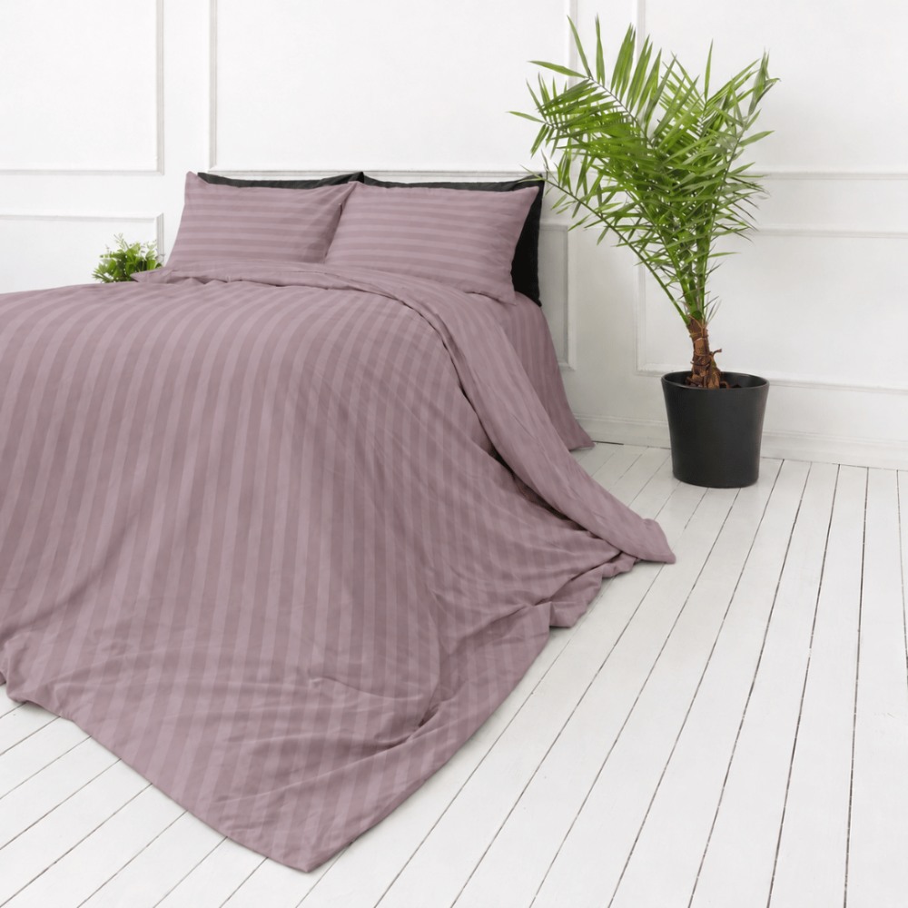 Premium satin bettwäsche set "Grape Stripe Sateen". Mako Satin Bettwäsche, 135/140x200 cm, 155x220 cm, 160x200 cm, 180x200 cm, 200x200 cm, 200x220 cm, 220x240 cm. Deckenbezug in rosaviolett mit längs verlaufenden streifen. Premium satin bettwäsche set "Grape Stripe Sateen". Mako Satin Bettwäsche, 135/140x200 cm, 155x220 cm, 160x200 cm, 180x200 cm, 200x200 cm, 200x220 cm, 220x240 cm. Deckenbezug in rosaviolett mit längs verlaufenden streifen.