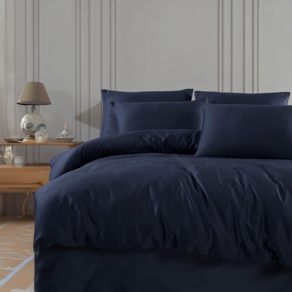 Premium satin bettwäsche set "Navy Blue". Bettwäsche aus Satin, 135/140x200 cm, 200x200 cm, 200x220 cm. Elegantes navyblaues bettwäscheset, das ihrem schlafzimmerdekor eine raffinierte und ruhige note verleiht.