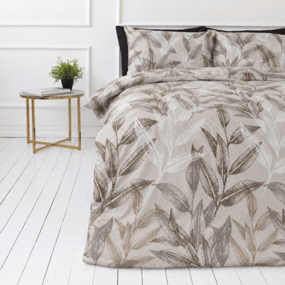 Satin bettwäsche set "Painting Sand". Bettwäsche 150x200, 135/140x200 cm, 150x200 cm, 155/160x200 cm, 180x200 cm, 200x200 cm, 200x220 cm, 220x240 cm. Hellbraunes bettwäsche-set mit feinen pflanzen- und blättermotiven. Satin bettwäsche set "Painting Sand". Bettwäsche 150x200, 135/140x200 cm, 150x200 cm, 155/160x200 cm, 180x200 cm, 200x200 cm, 200x220 cm, 220x240 cm. Hellbraunes bettwäsche-set mit feinen pflanzen- und blättermotiven.