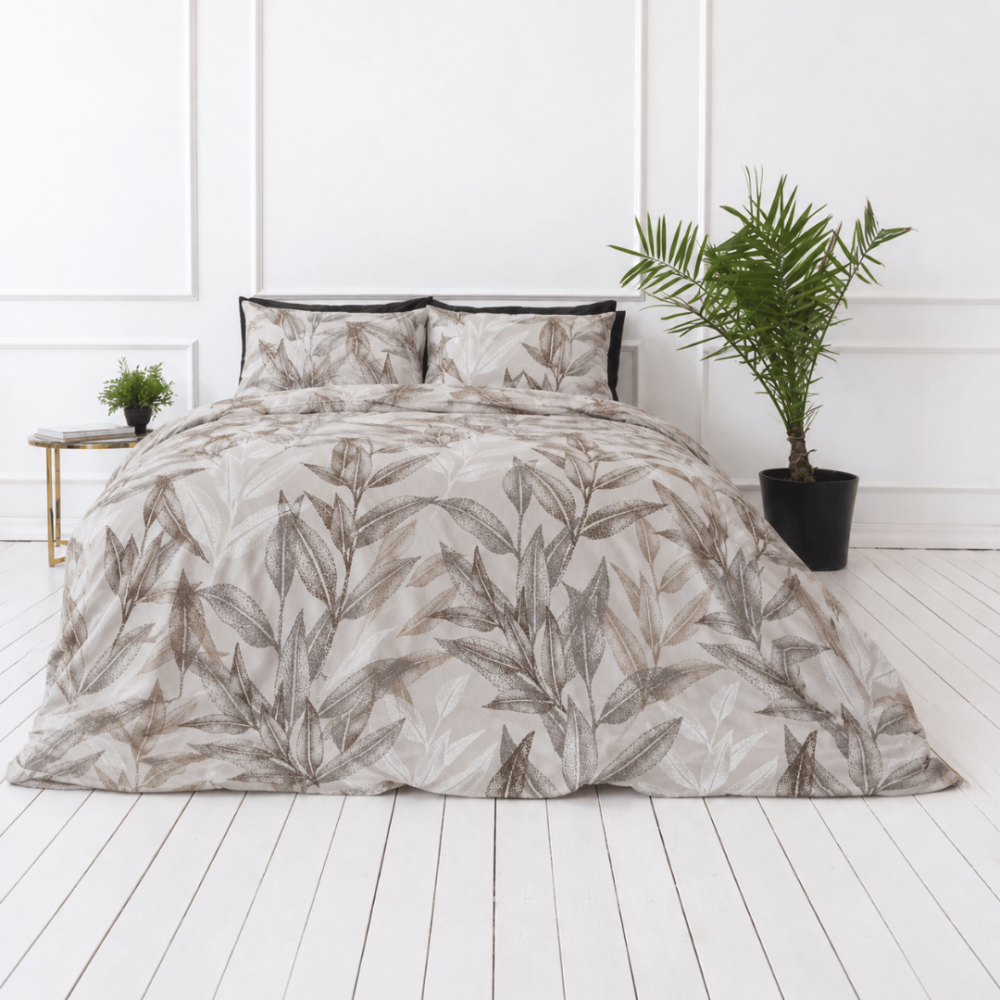 Satin bettwäsche set "Painting Sand". Bettwäsche 150x200, 135/140x200 cm, 150x200 cm, 155/160x200 cm, 180x200 cm, 200x200 cm, 200x220 cm, 220x240 cm. Bettwäsche in neutralen sandtönen mit großflächigen braunen blattsilhouetten. Satin bettwäsche set "Painting Sand". Bettwäsche 150x200, 135/140x200 cm, 150x200 cm, 155/160x200 cm, 180x200 cm, 200x200 cm, 200x220 cm, 220x240 cm. Bettwäsche in neutralen sandtönen mit großflächigen braunen blattsilhouetten.