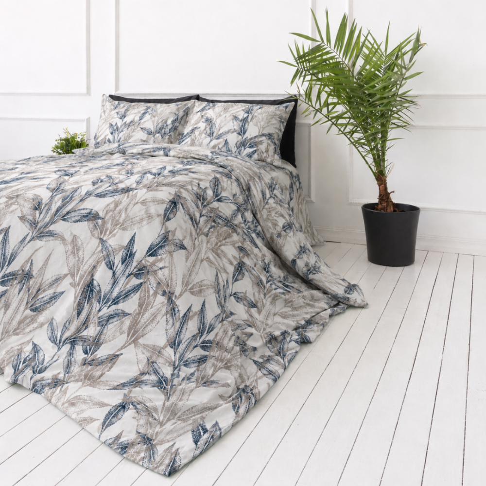 Satin bettwäsche set "Painting". Bettwäsche 150x200, 135/140x200 cm, 150x200 cm, 155/160x200 cm, 180x200 cm, 200x200 cm, 200x220 cm, 220x240 cm. Weiße bettwäsche mit einem feinen pflanzenmuster in blau und sand Satin bettwäsche set "Painting". Bettwäsche 150x200, 135/140x200 cm, 150x200 cm, 155/160x200 cm, 180x200 cm, 200x200 cm, 200x220 cm, 220x240 cm. Weiße bettwäsche mit einem feinen pflanzenmuster in blau und sand