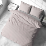 Premium satin bettwäsche set "Seashell Pink Stripe Satin". Bettwäsche 150x200, 135/140x200 cm, 150x200 cm, 155/160x200 cm, 180x200 cm, 200x200 cm, 200x220 cm. Sanft korallenrosafarbenes gestreiftes bettwäsche-set auf dem bett