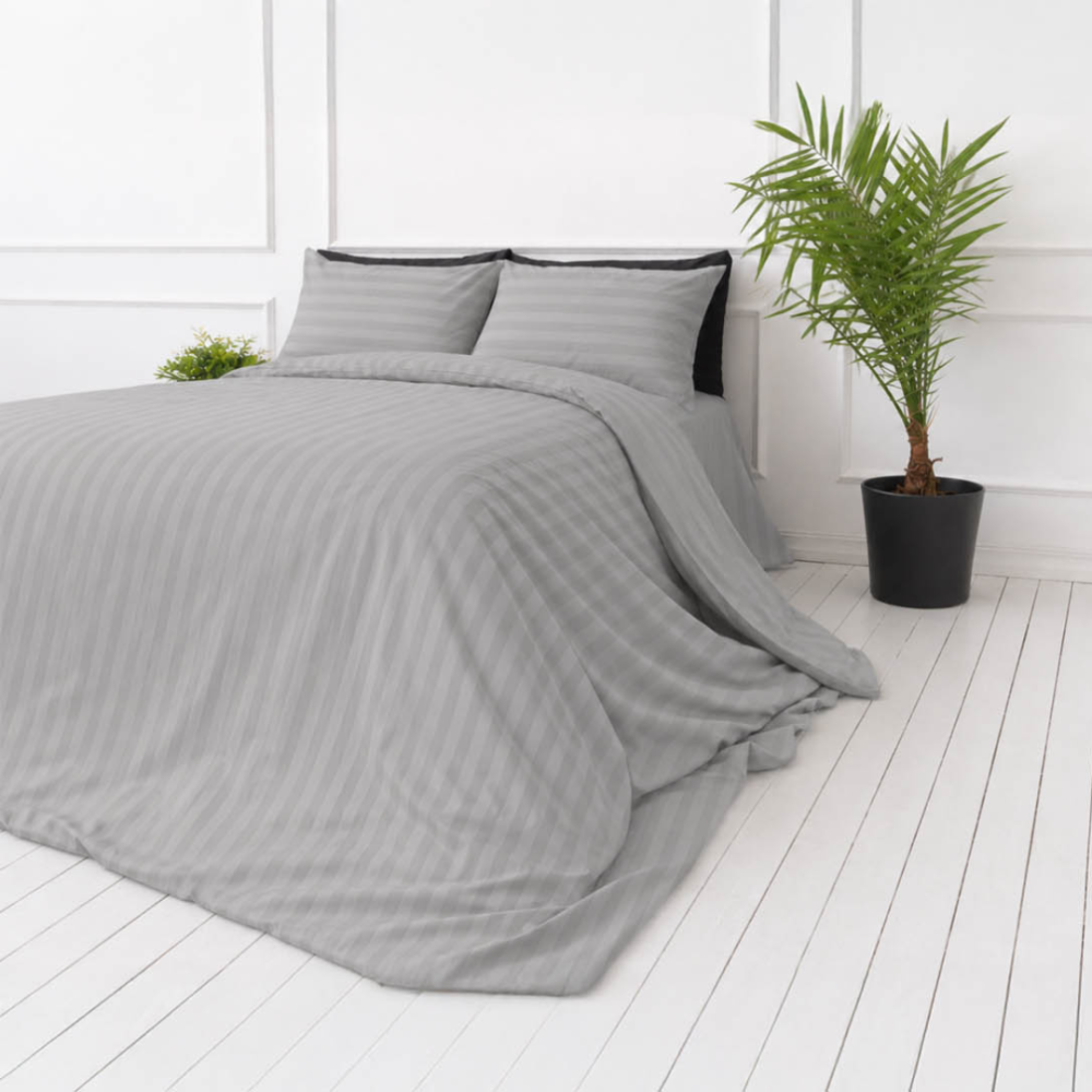 Premium satin bettwäsche set "Silver Stripe Sateen". Bettwäsche 150x200, 135/140x200 cm, 150x200 cm, 155/160x200 cm, 180x200 cm, 200x200 cm, 200x220 cm, 220x240 cm. Hellgraue bettwäsche mit dezenten eleganten streifen