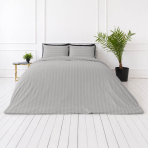 Premium satin bettwäsche set "Silver Stripe Sateen". Bettwäsche 150x200, 135/140x200 cm, 150x200 cm, 155/160x200 cm, 180x200 cm, 200x200 cm, 200x220 cm, 220x240 cm. Helles graues bettwäsche-set mit zurückhaltendem streifendesign